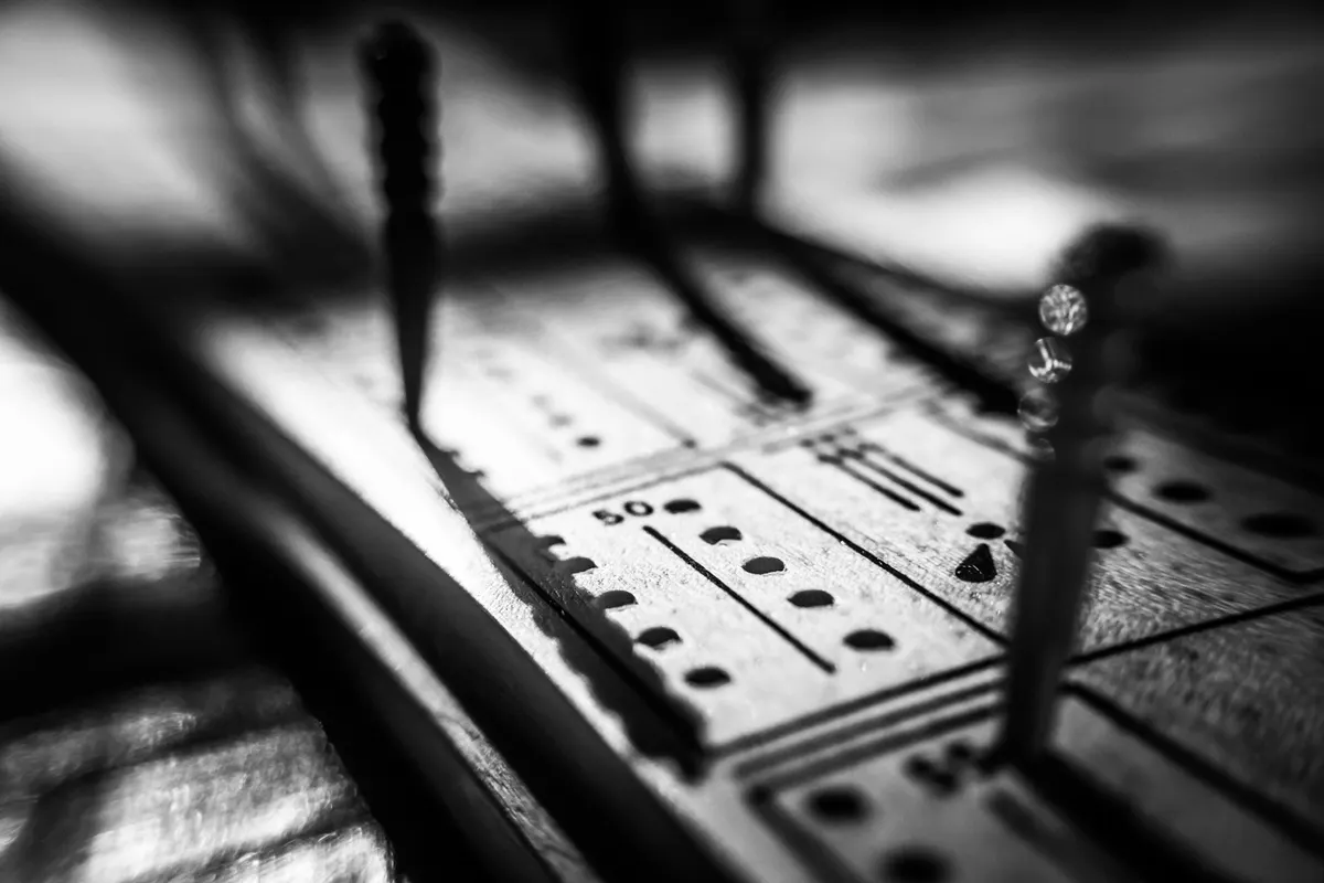 crib board guide - Wooden cribbage board with pegs (Fieldnotes)