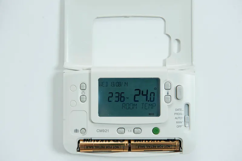 smart thermostat honeywell guide - Honeywell thermostat mounted on a wall (Fieldnotes)