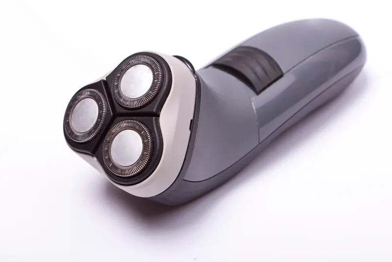 philips norelco oneblade electric shaver guide - Electric rotary shaver on a white background (Fieldnotes)